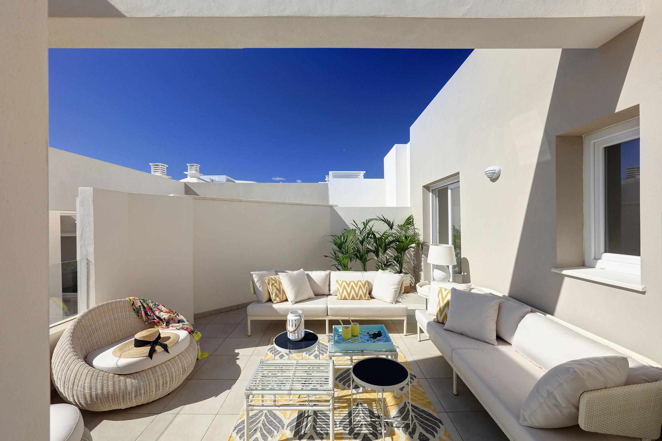 Living room with glazed doors in ground-floor apartment, Rodeo Alto