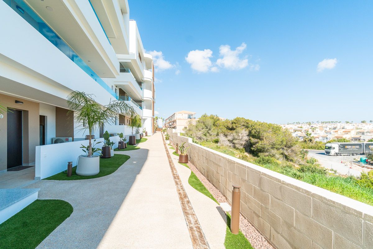 Open-plan kitchen and dining area in 2-bedroom apartment, La Zenia