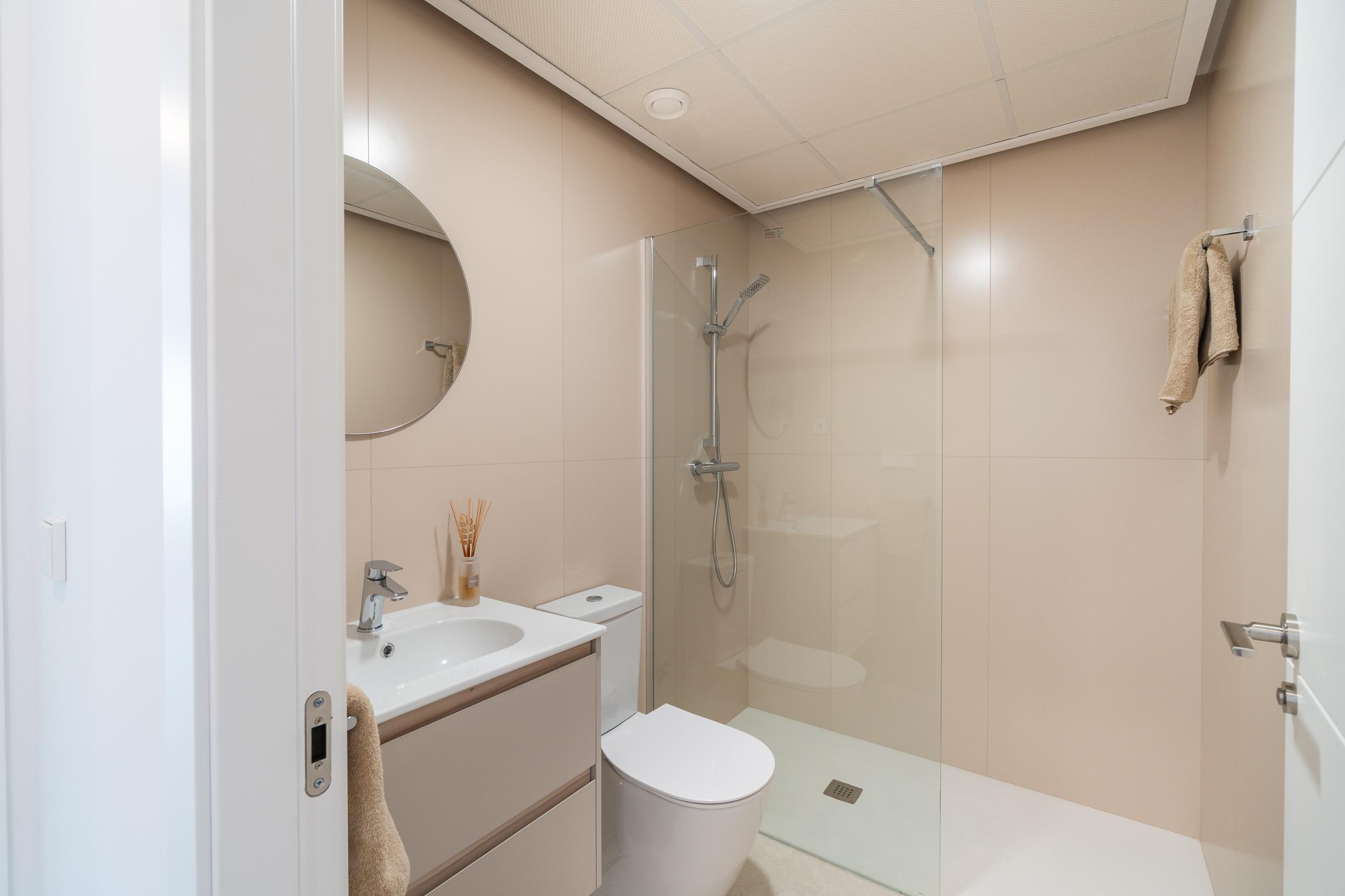 Second bathroom in new-build apartment, La Zenia, Orihuela Costa