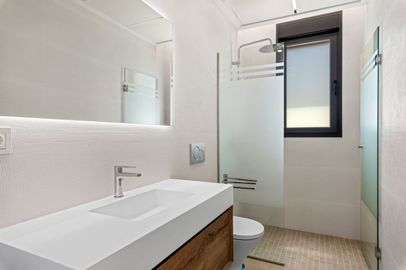 Rooftop solarium with open views across Campoamor urbanisation
