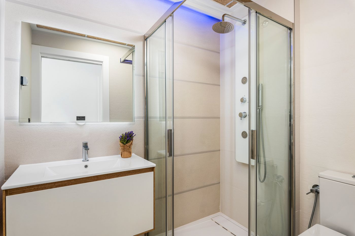 Shower enclosure and tiled walls in bathroom, Los Balcones, Torrevieja