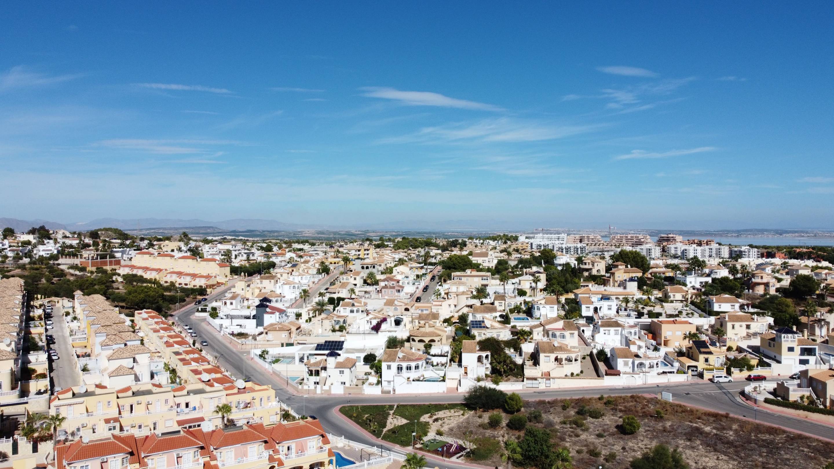 Street view of the apartment in Las Filipinas, Orihuela Costa (view 28)