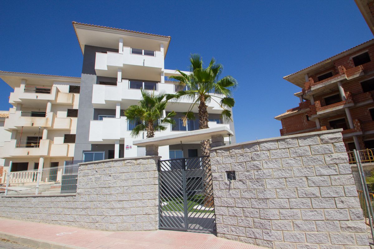 Complex grounds of the penthouse in Las Filipinas, Orihuela Costa (view 30)