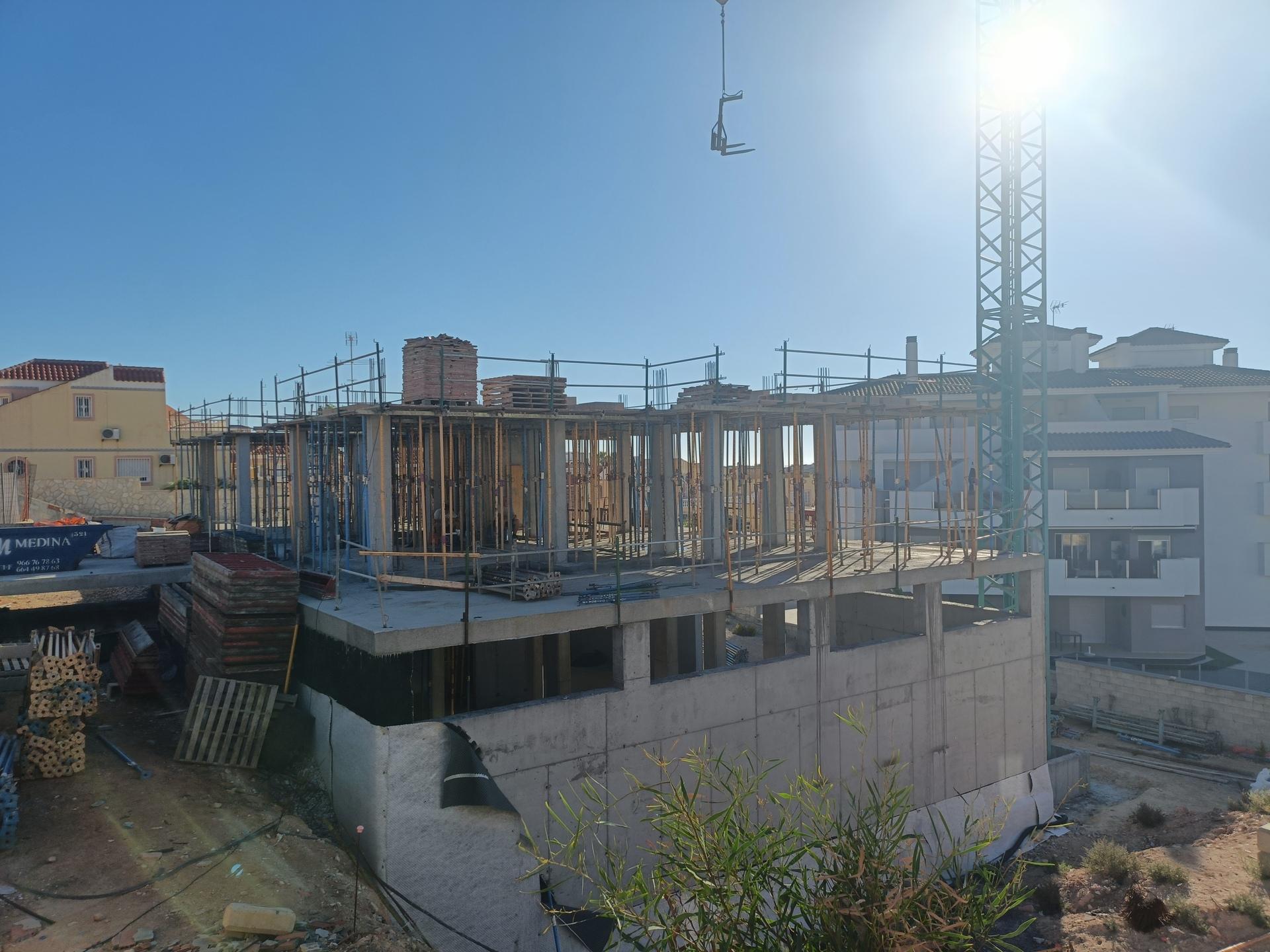 Complex grounds of the penthouse in Las Filipinas, Orihuela Costa (view 40)