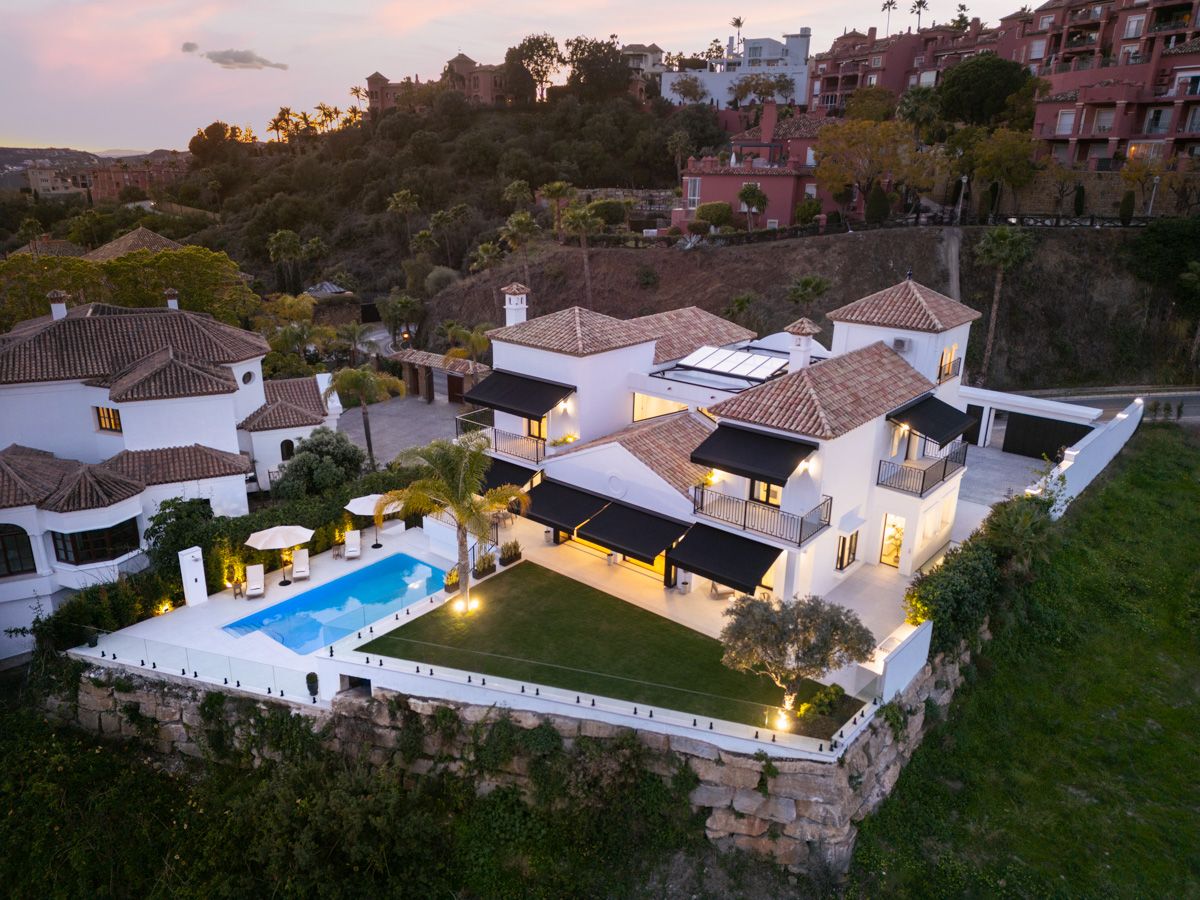Outdoor terrace area in 5-bedroom villa, La Zagaleta, Benahavis