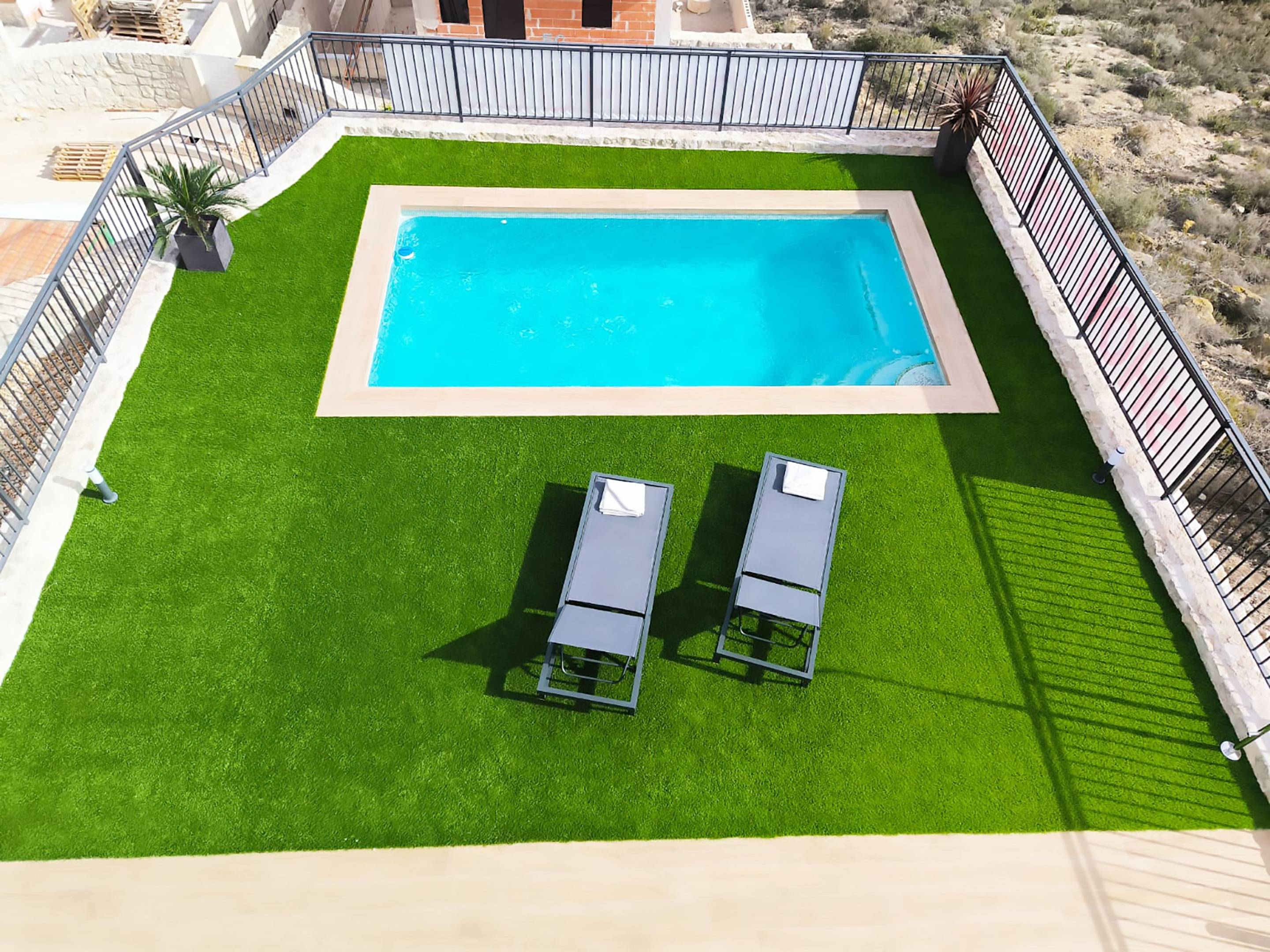 Exterior wall and finish of new-build villa in Algorfa