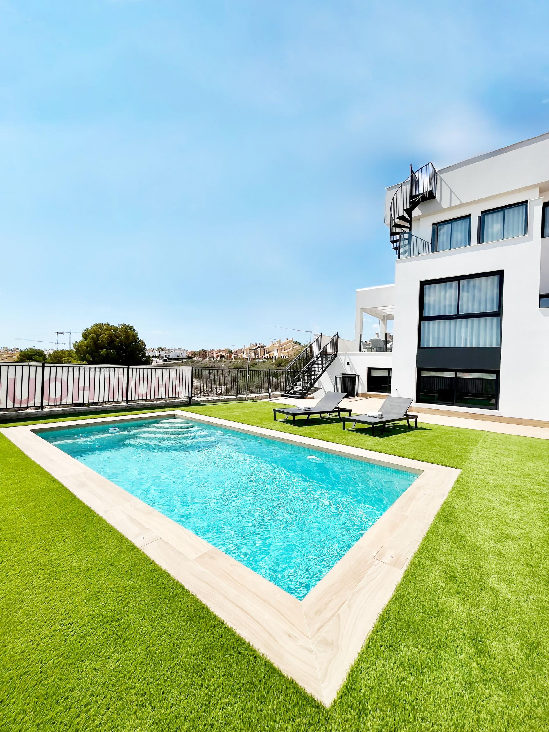 Plot boundary and garden space, new-build villa in Algorfa