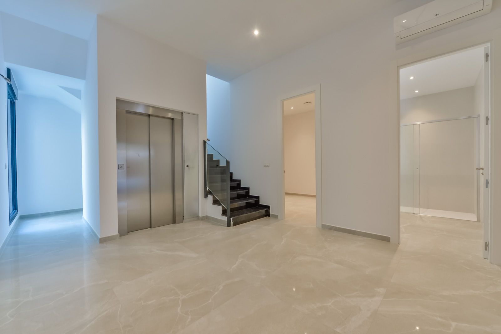 Dining room in 8-bedroom new-build villa, Sierra Cortina, Finestrat