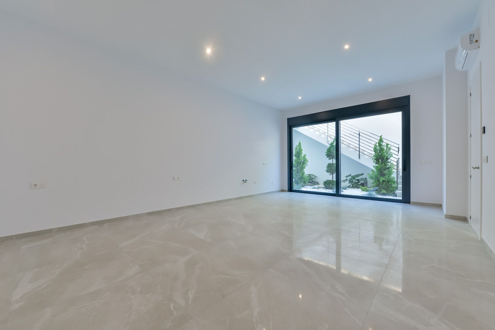 En-suite bathroom in new-build villa, Sierra Cortina, Finestrat