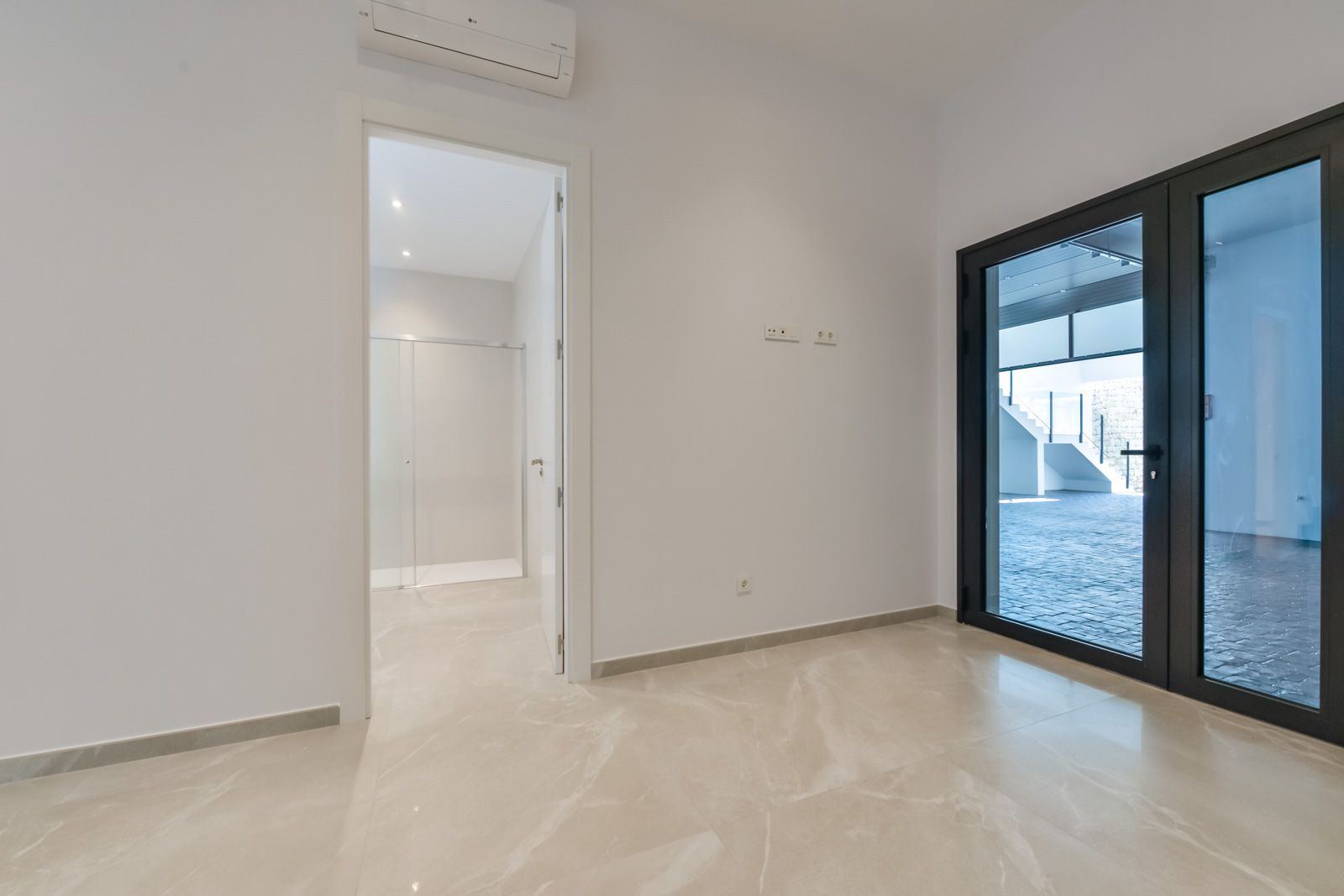Third bedroom interior in 8-bedroom villa, Sierra Cortina, Finestrat
