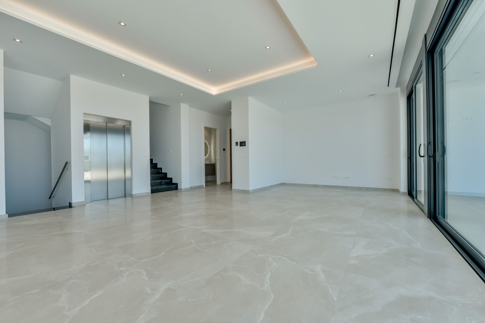 Side elevation of new-build villa on 890m2 plot, Sierra Cortina, Finestrat