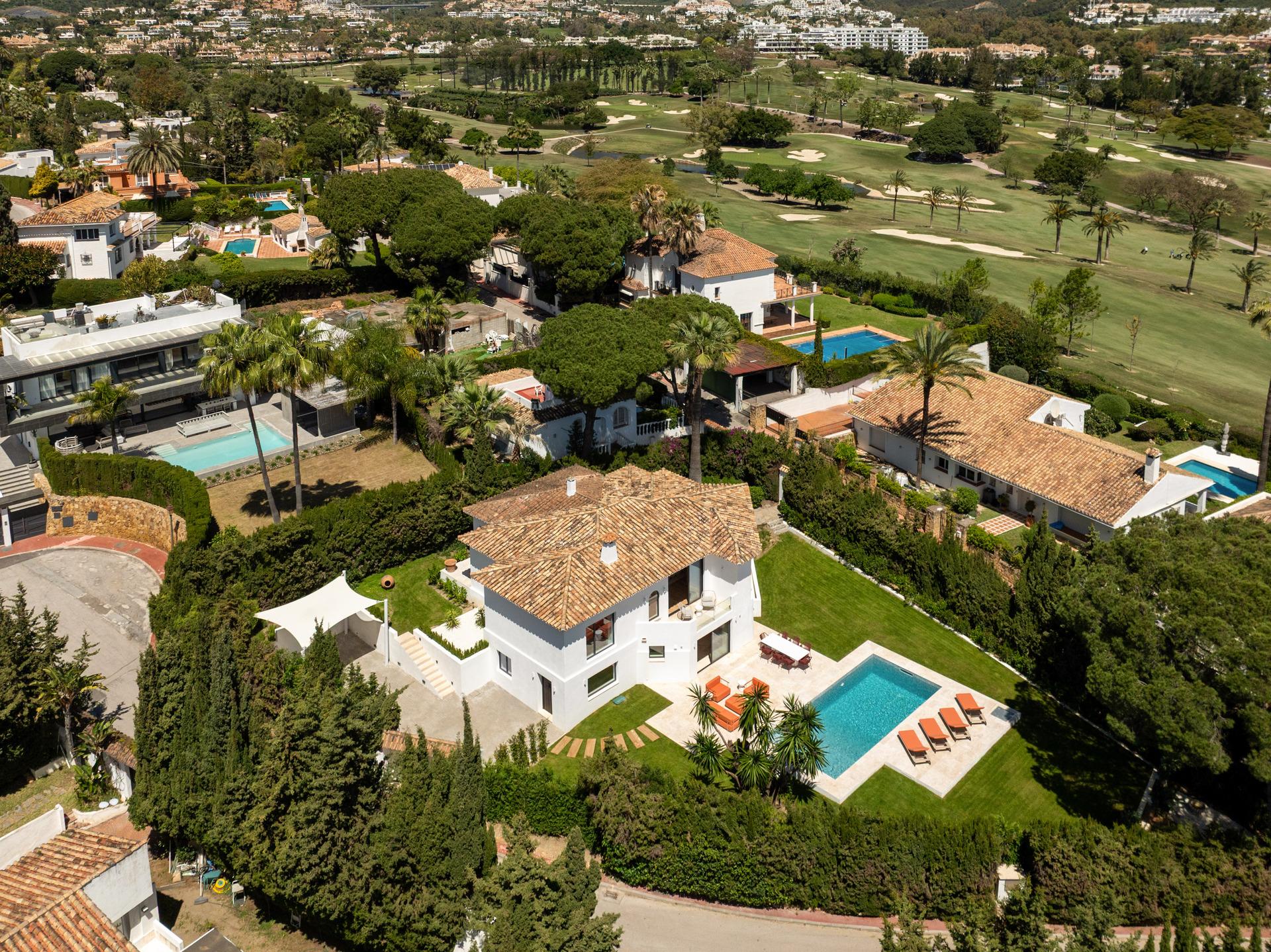 Open-plan living area in 4-bedroom villa, Puerto Banús, Marbella