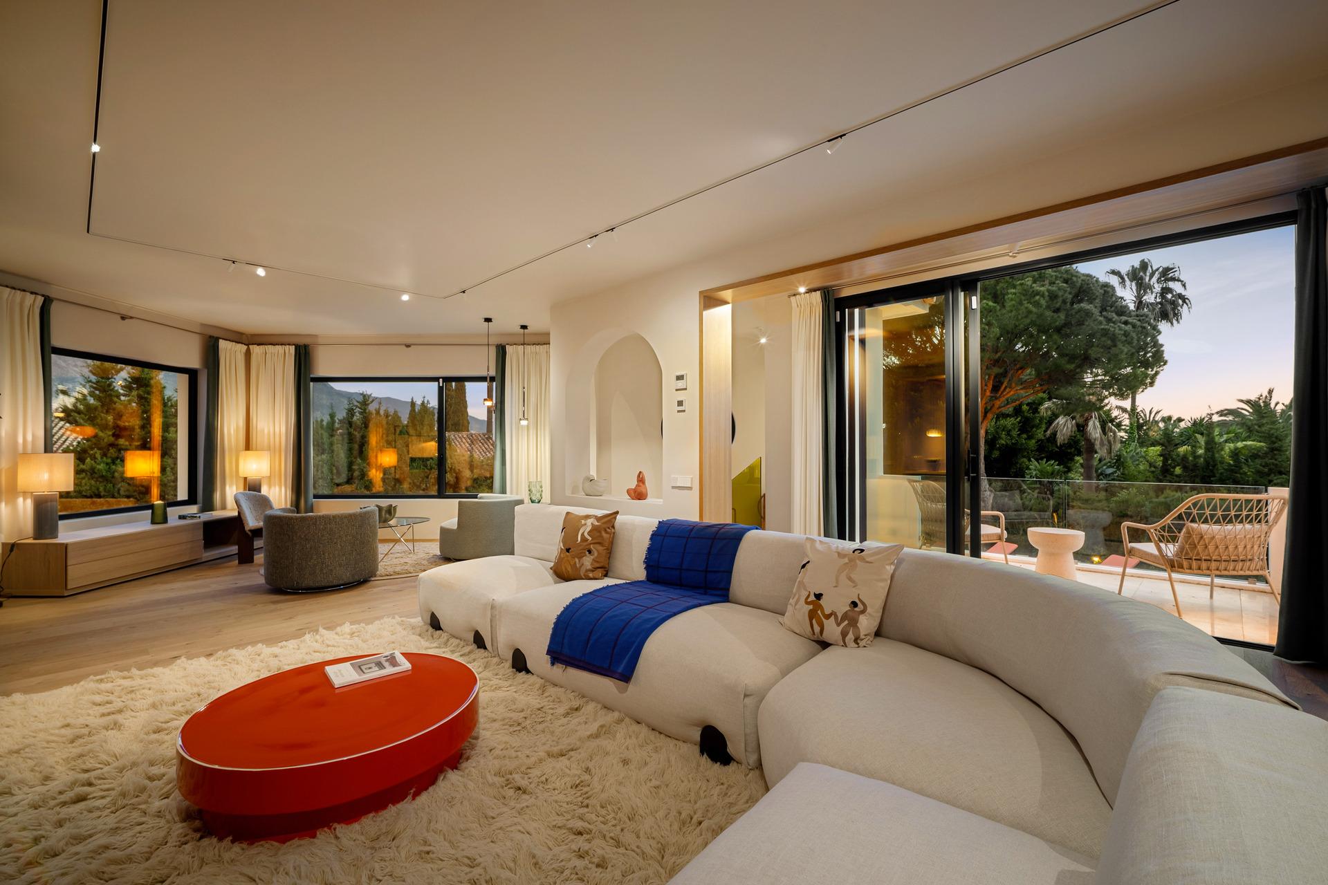 Built-in wardrobe space in bedroom, new-build villa, Puerto Banús