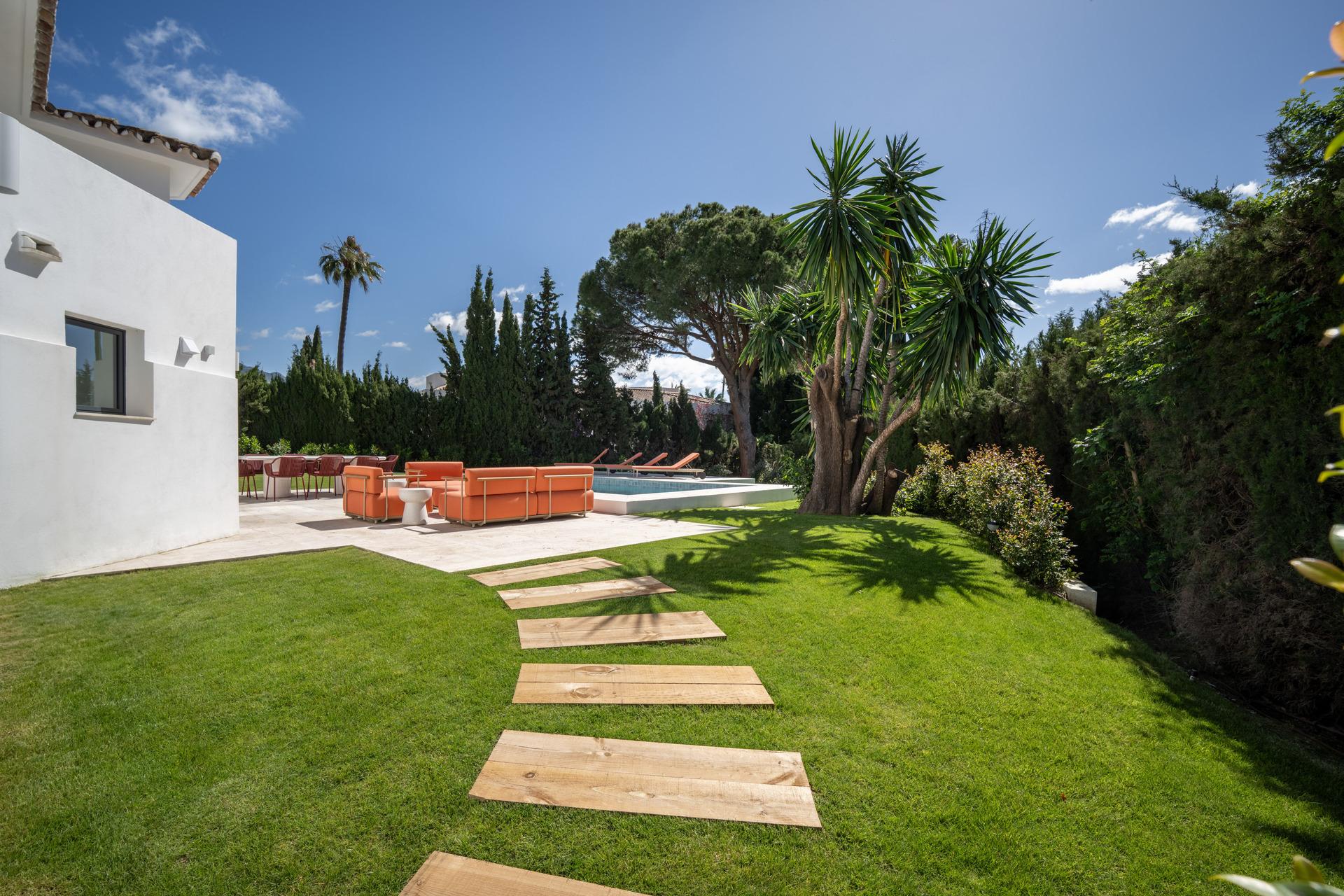 Aerial or elevated view of 1,006m2 plot, Puerto Banús villa
