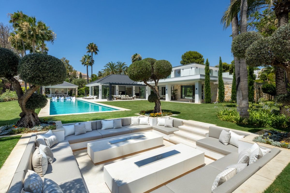Open-plan living area in 7-bedroom villa, Puerto Banús, Marbella