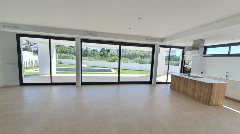 Open-plan kitchen and dining space in new-build villa, El Castillo, Manilva