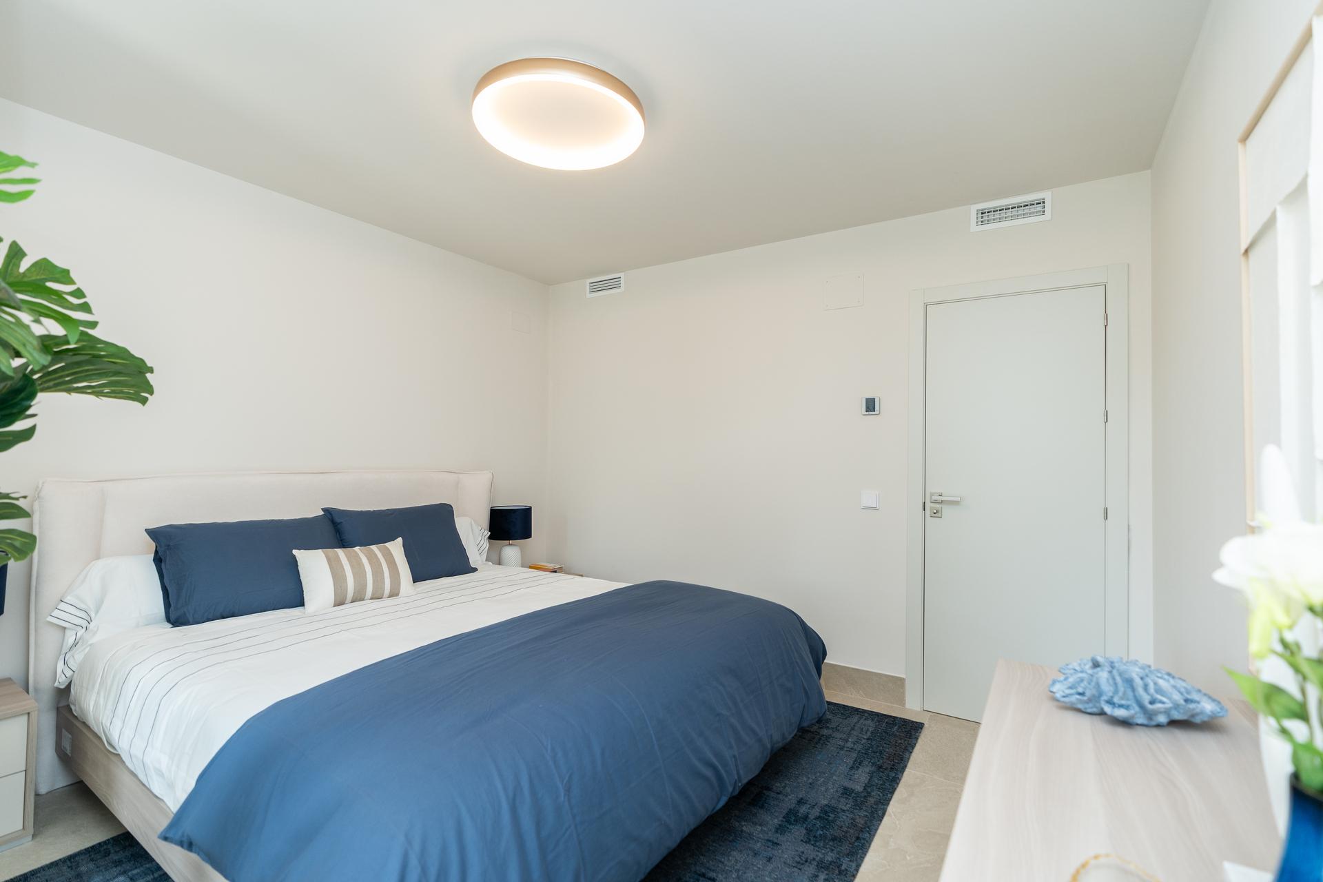 Shower room with tiled walls, new-build apartment, El Paraíso, Benahavis