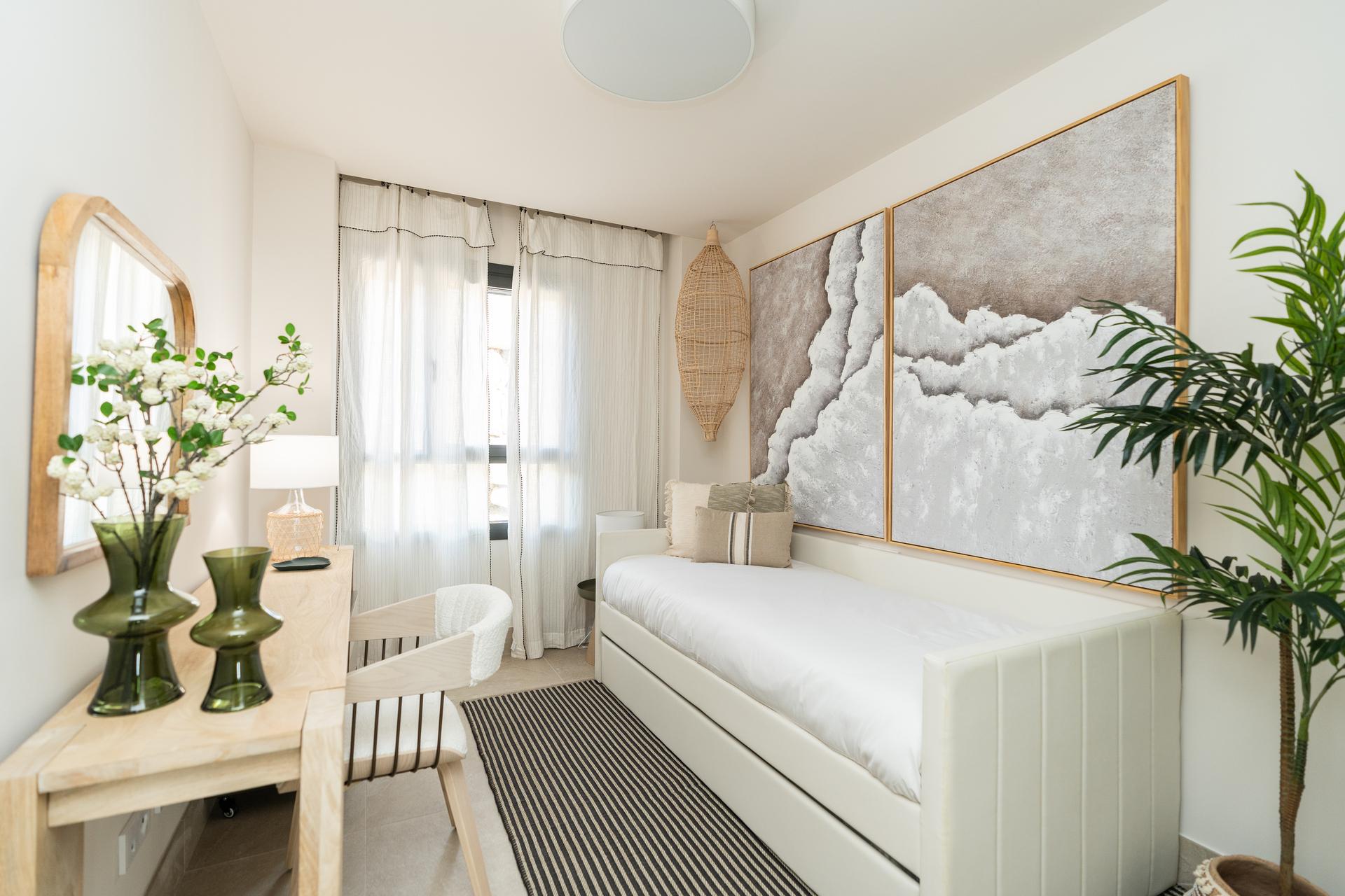 Hallway entrance with doors to bedrooms, 3-bedroom apartment, El Paraíso, Benahavis