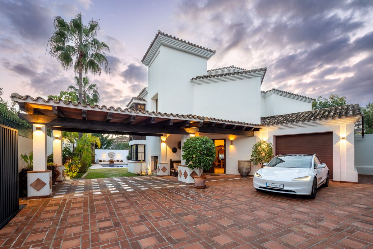 Villa for sale in La Quinta, Benahavis - exterior view of new-build 4-bedroom villa on 1,035m2 plot