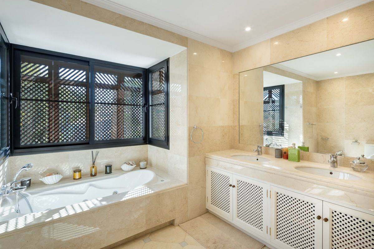 Fifth bathroom in new-build villa, La Quinta