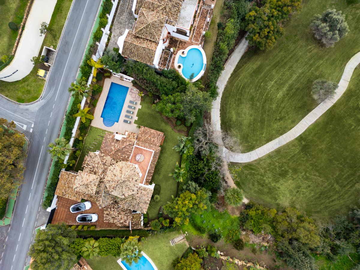 Covered terrace with outdoor seating area, La Quinta, Benahavis