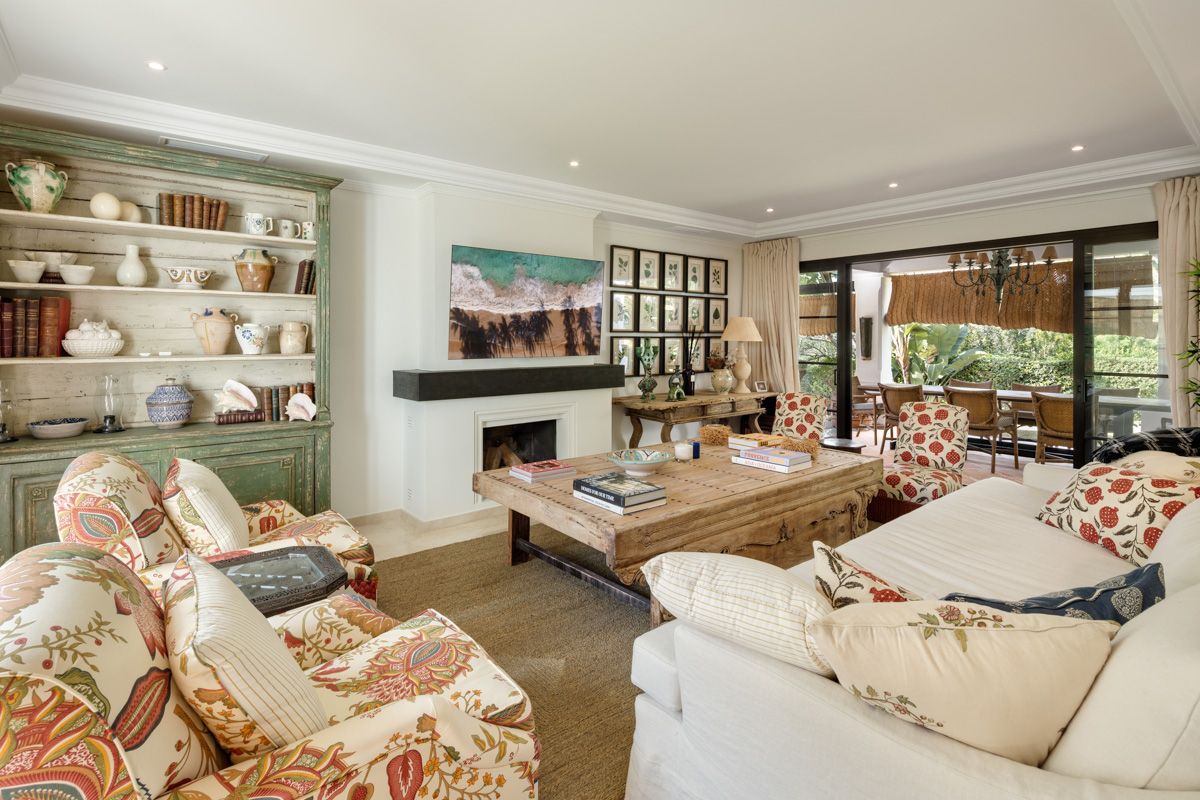 Open-plan kitchen and dining area in 4-bedroom villa, La Quinta, Benahavis