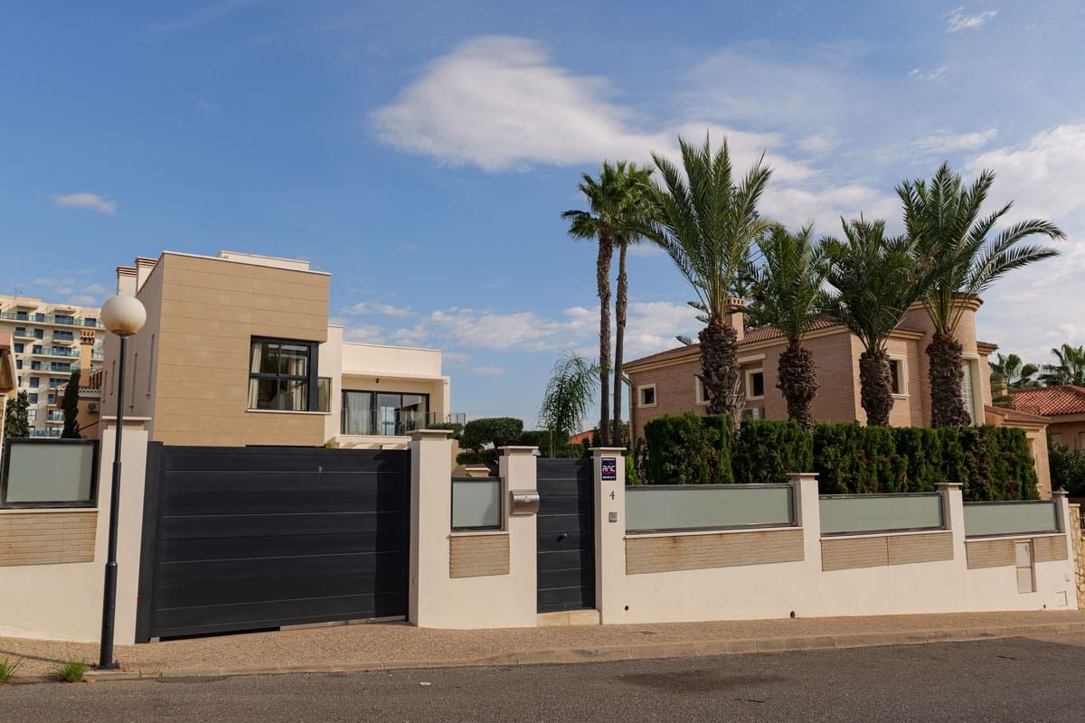 Front facade of 3-bedroom new-build villa in La Veleta, Torrevieja