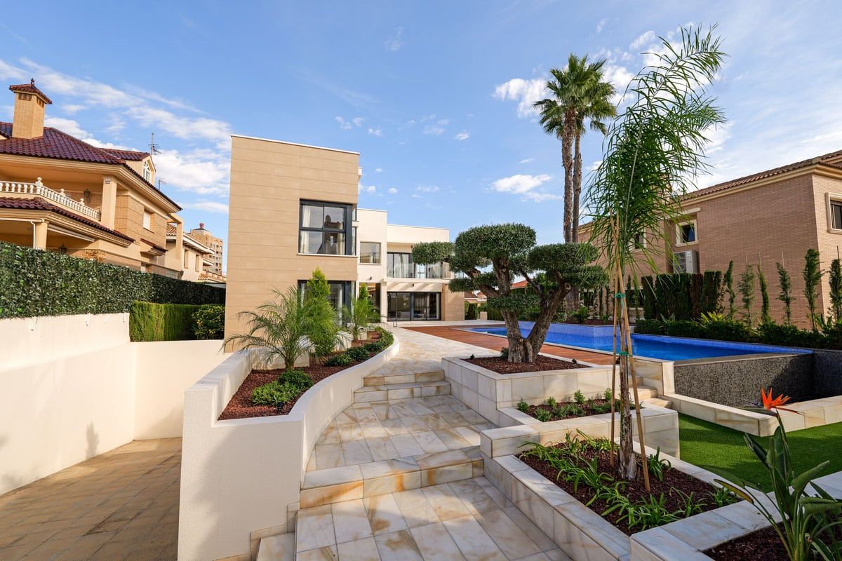 Exterior boundary of 696m2 plot, villa in La Veleta, Torrevieja