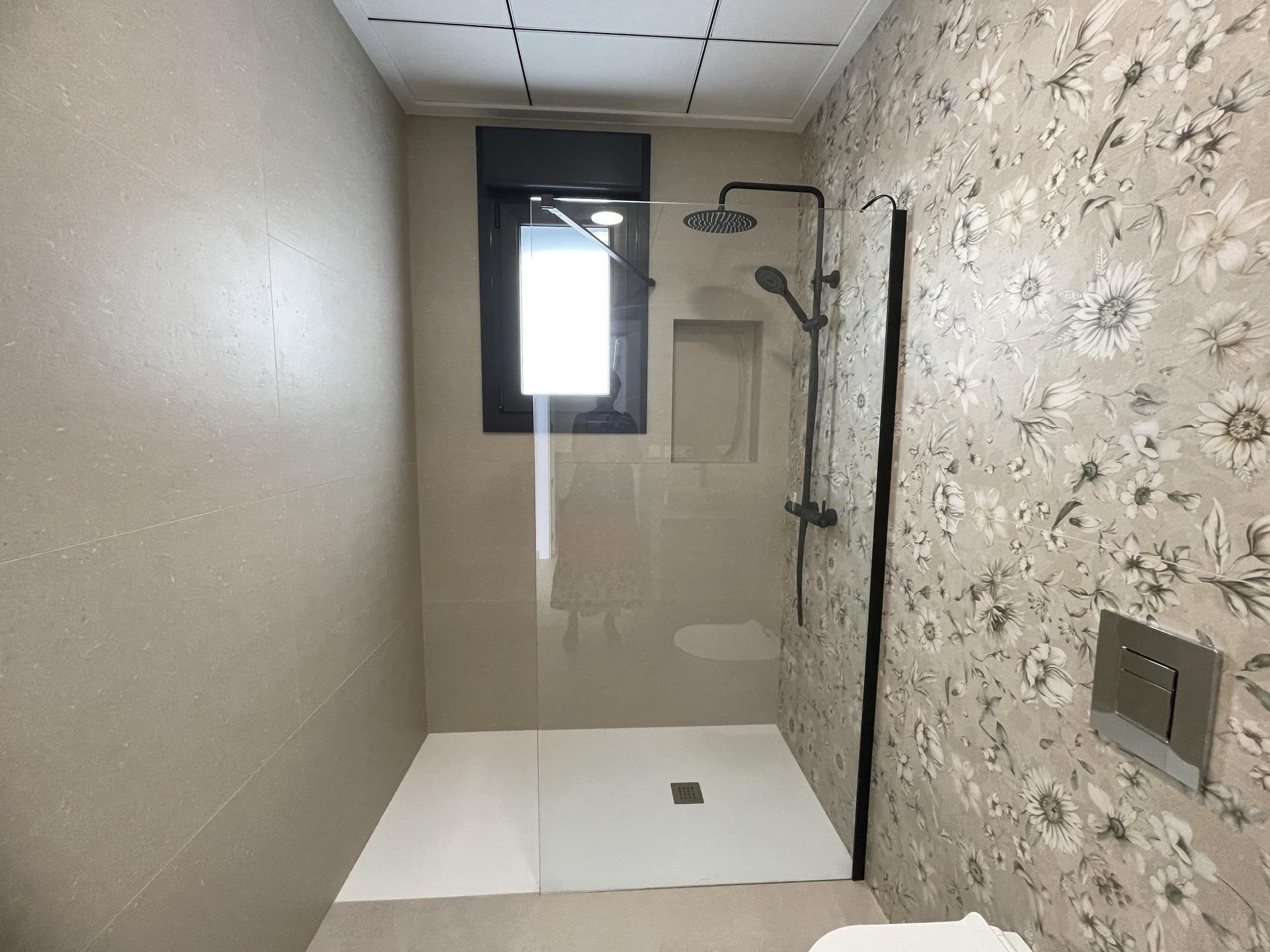 Bathroom with shower in 3-bedroom villa, Almoradi