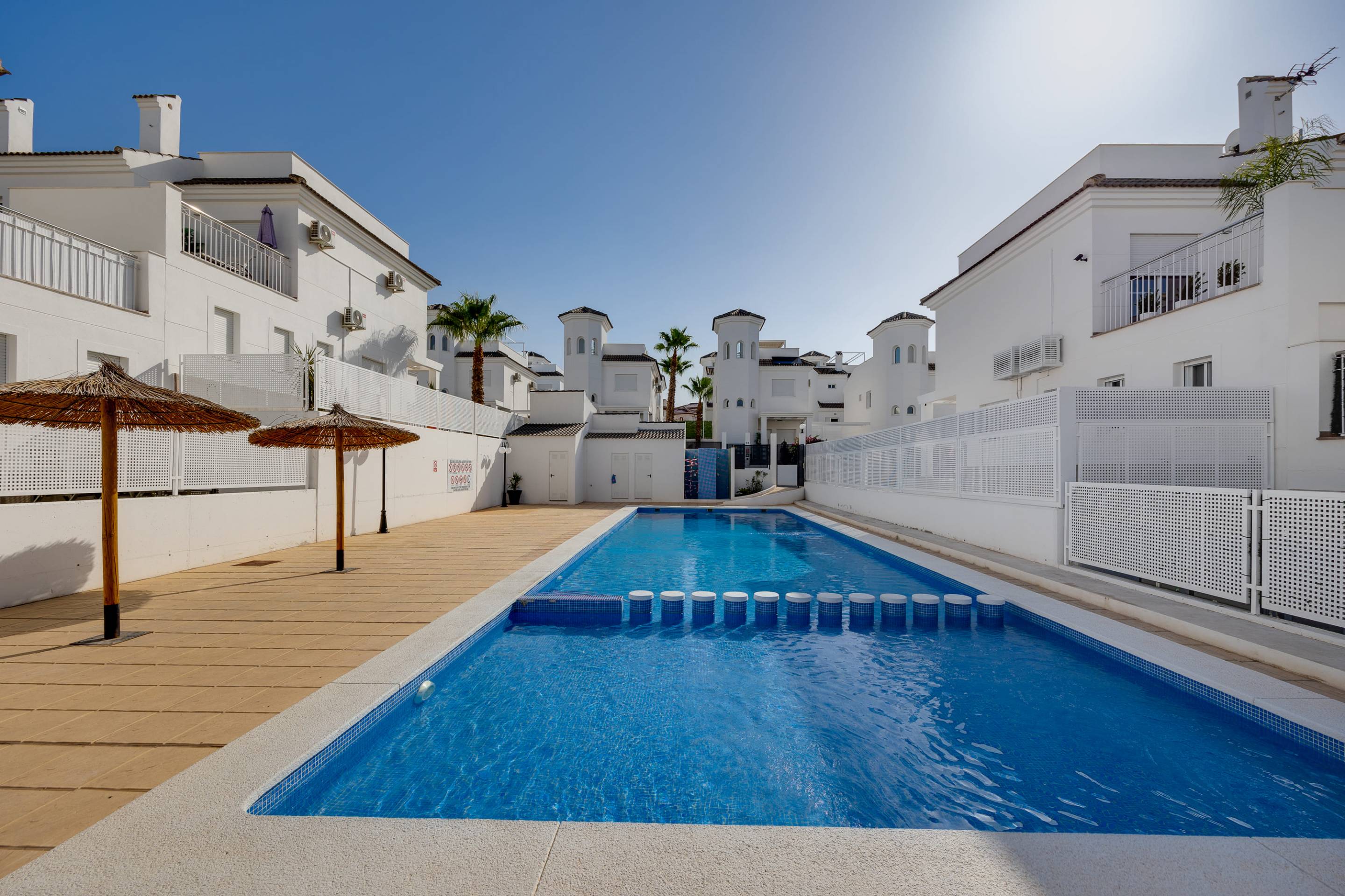Development surroundings and street context in La Marina