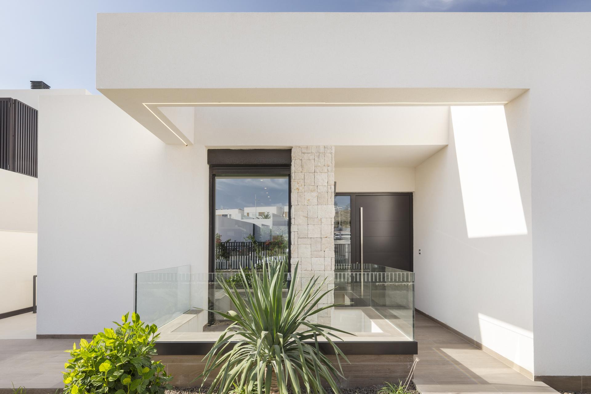 Side plot and boundary of new-build villa, Algorfa
