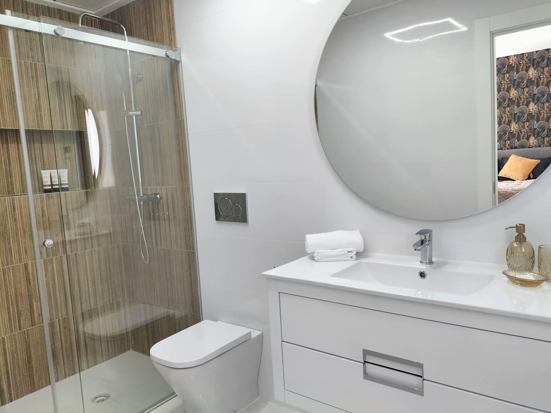 Main bathroom with full-height tiling, new-build villa, Pinar de Campoverde