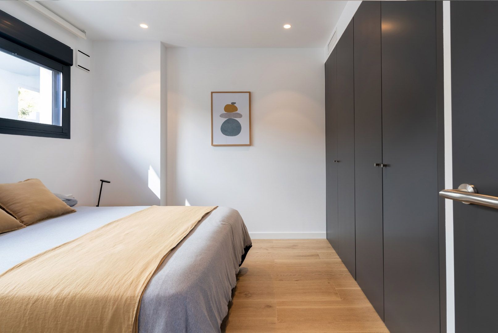 Double bedroom with built-in wardrobe