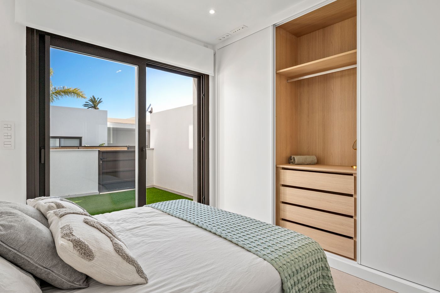 Fitted kitchen with worktop and appliances, new-build apartment, Los Alcázares