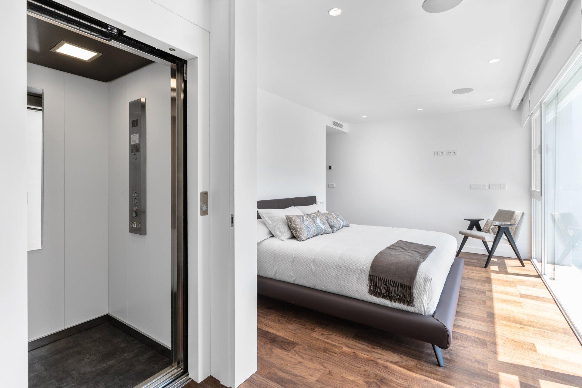 Window and natural light in bedroom, villa in Altea la Vella