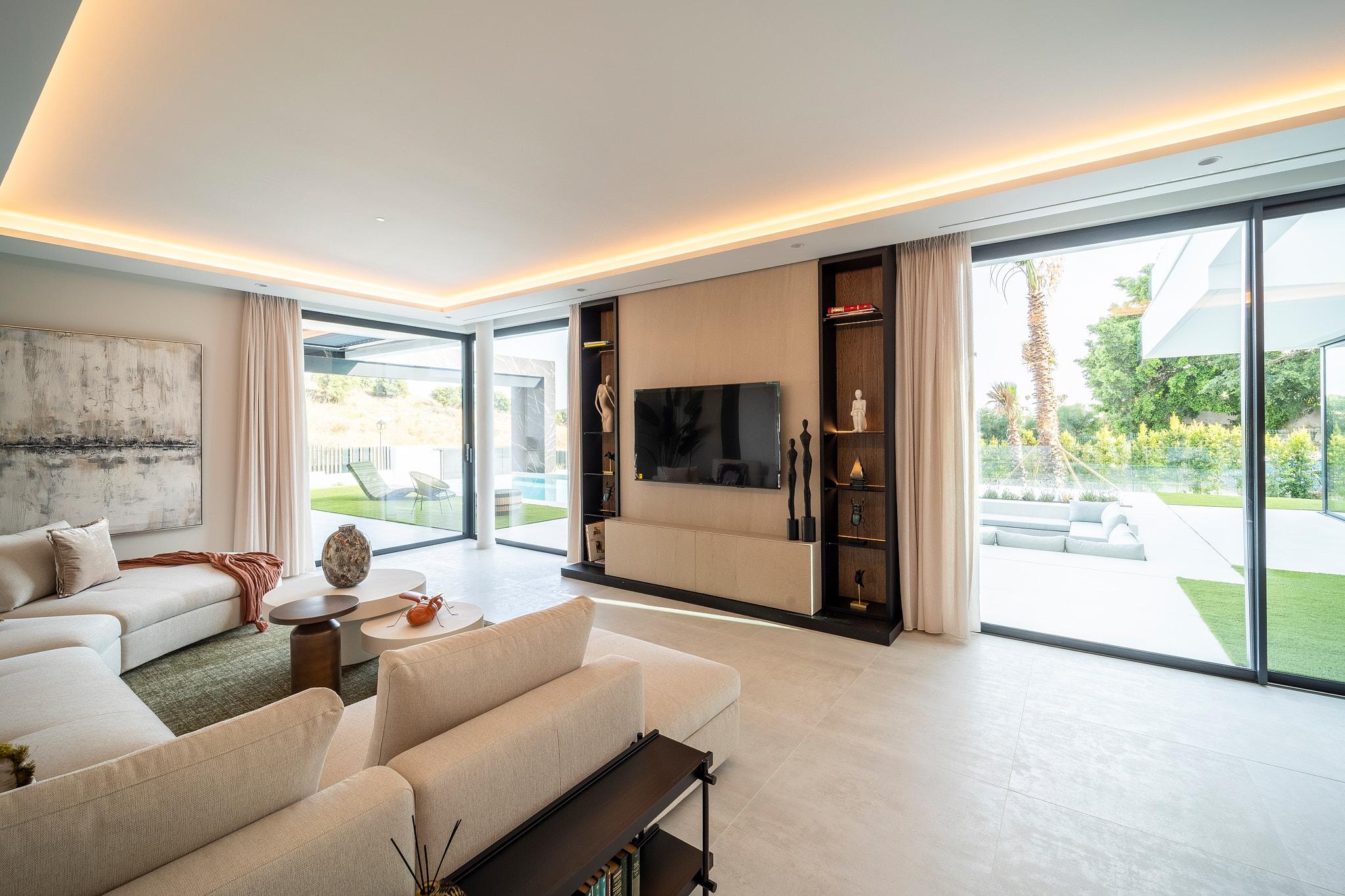 Living area in 6-bedroom villa, El Paraíso, Estepona