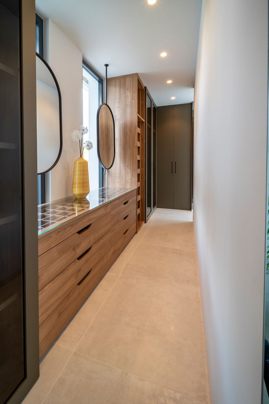 Living area with floor-to-ceiling glazing, El Paraíso villa