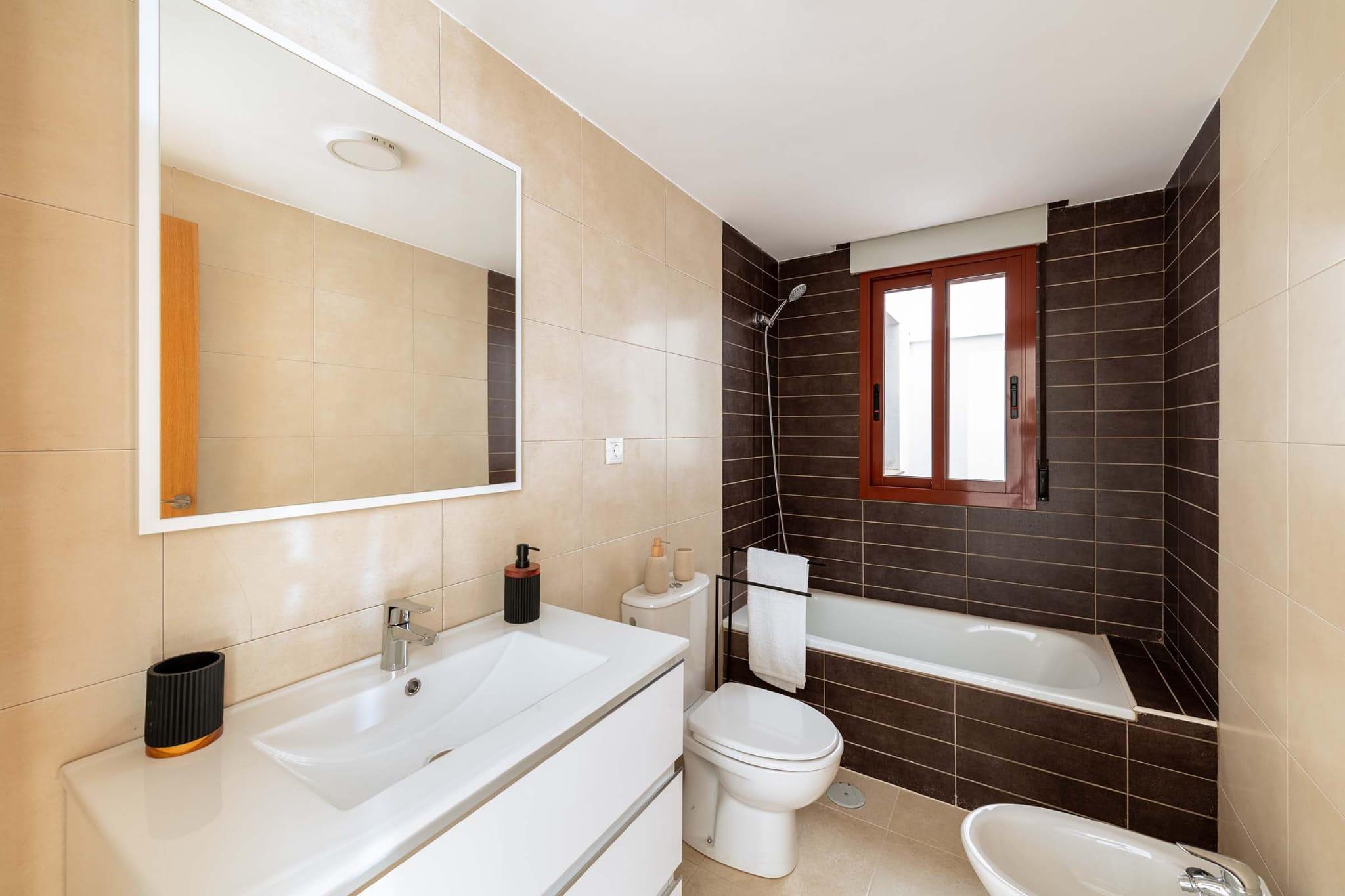 Bathroom in apartment, Jerónimo Y Avileses