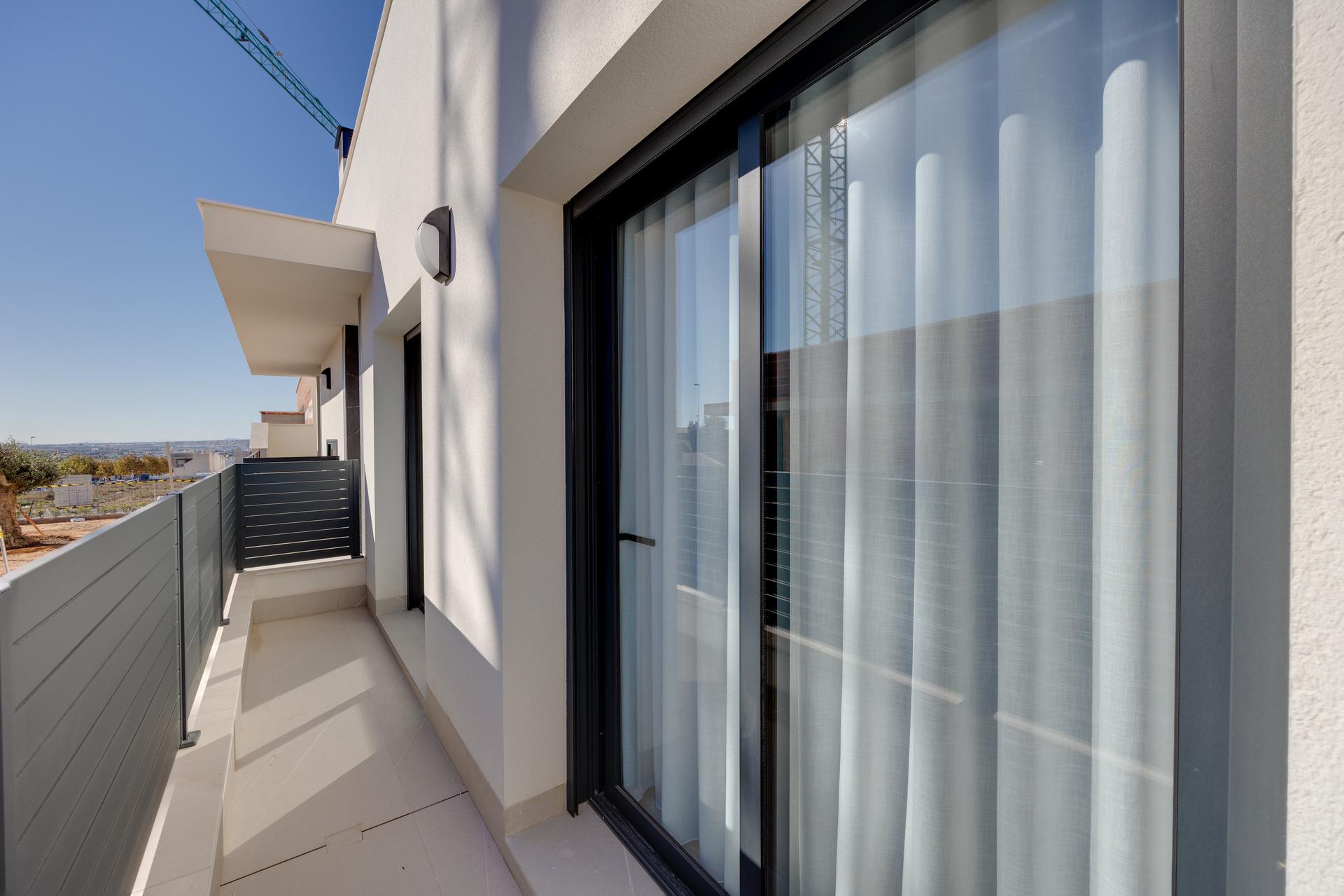 Front facade of 3-bedroom new-build villa in Torreblanca, Torrevieja