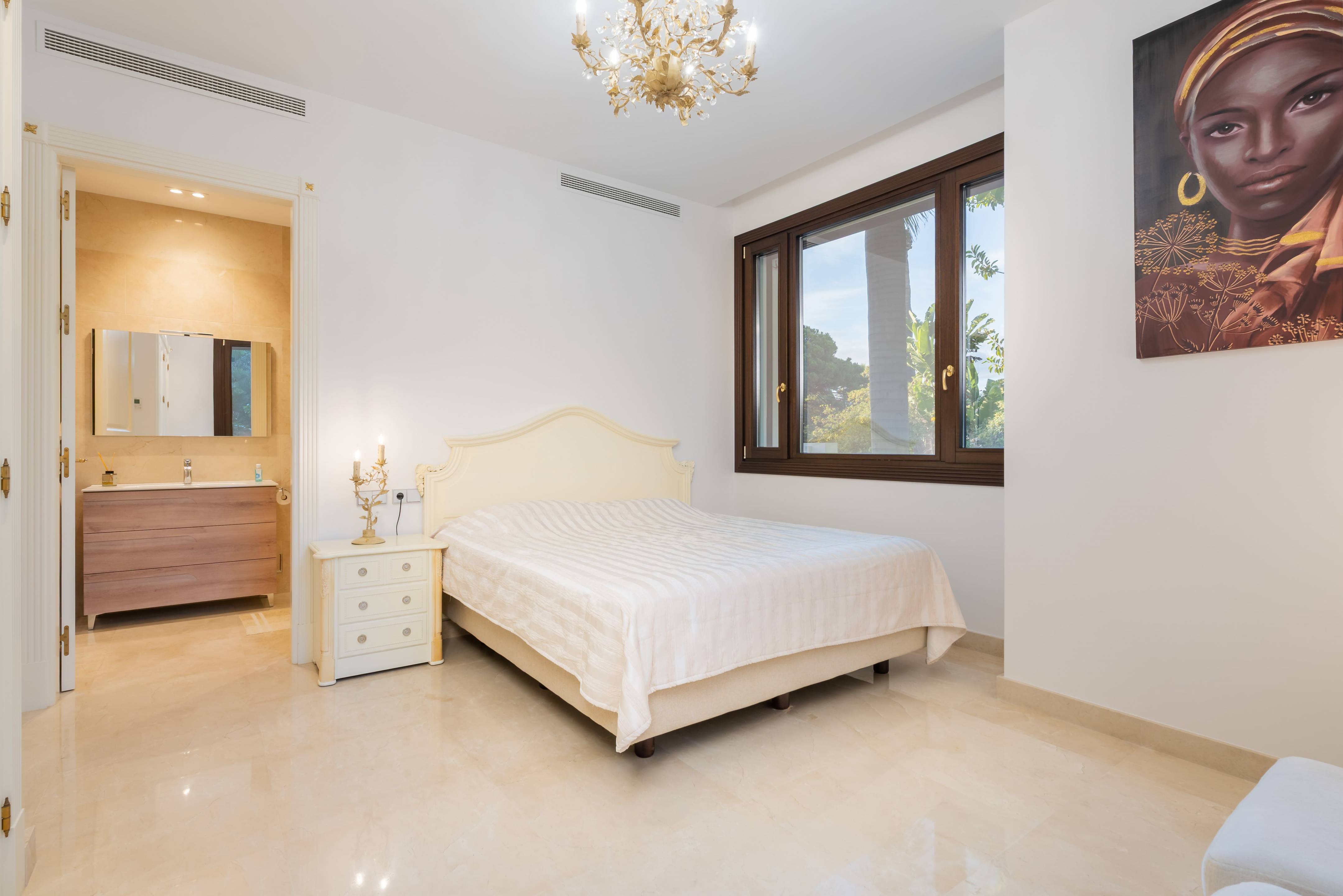 En-suite bathroom in 7-bedroom villa, Casasola, Estepona