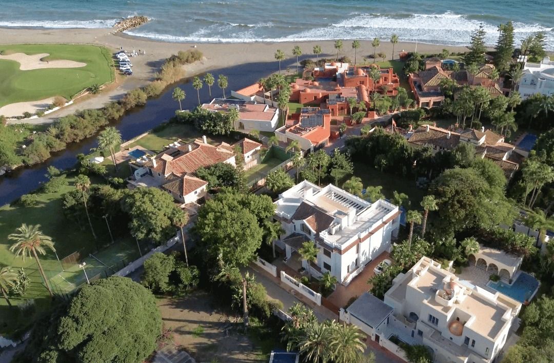 Solarium terrace with open views, new-build villa, Casasola