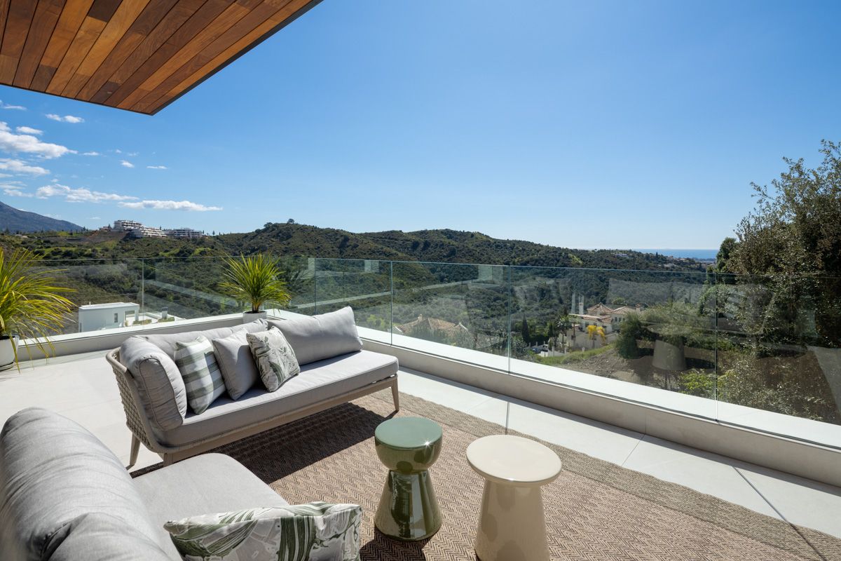 Garden area and outdoor space of new-build villa in La Quinta, Benahavis