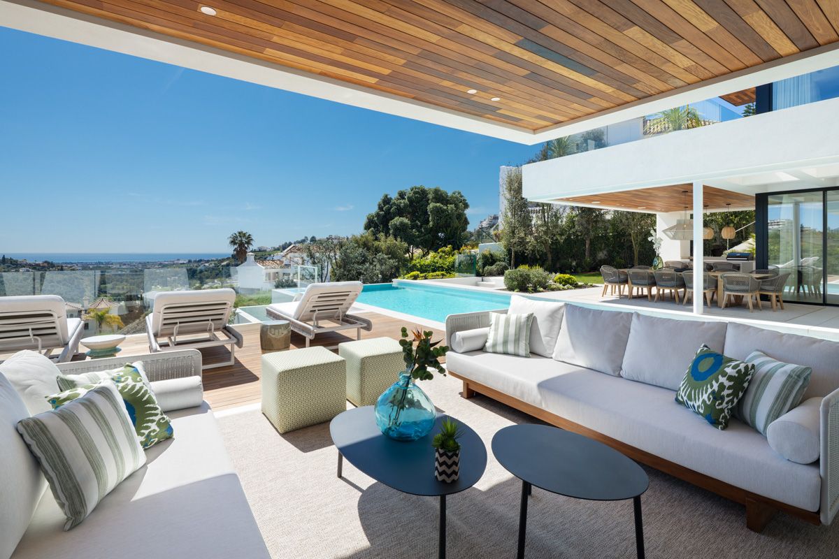 Private pool area of 6-bedroom villa in La Quinta, Benahavis