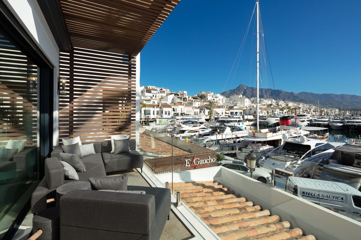 Open-plan living and dining area in 3-bedroom new-build apartment, Puerto, Marbella