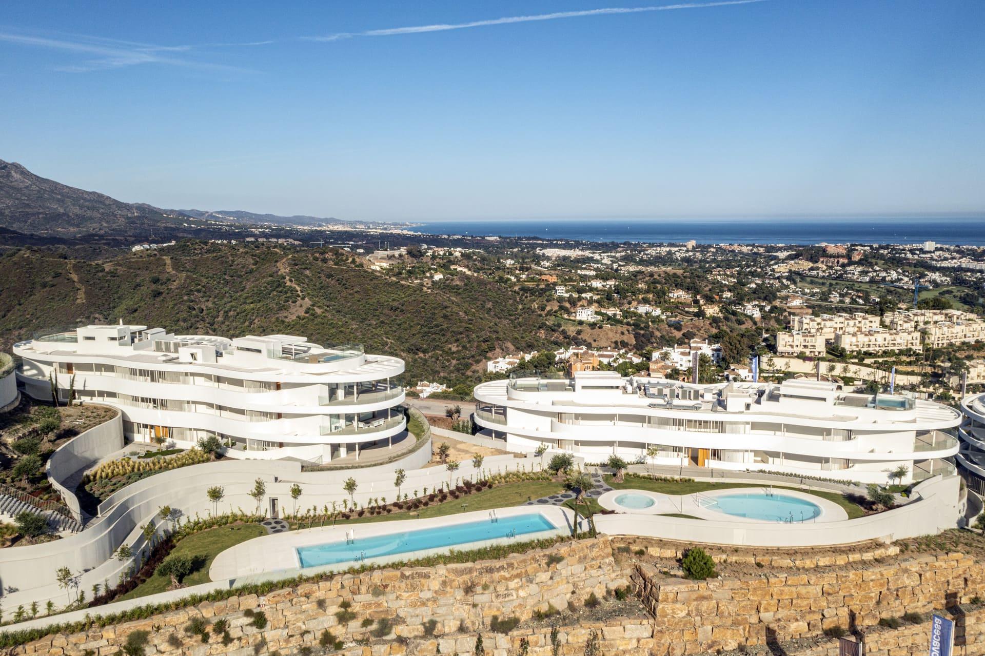 Open-plan living area in 3-bedroom penthouse, La Quinta, Benahavis
