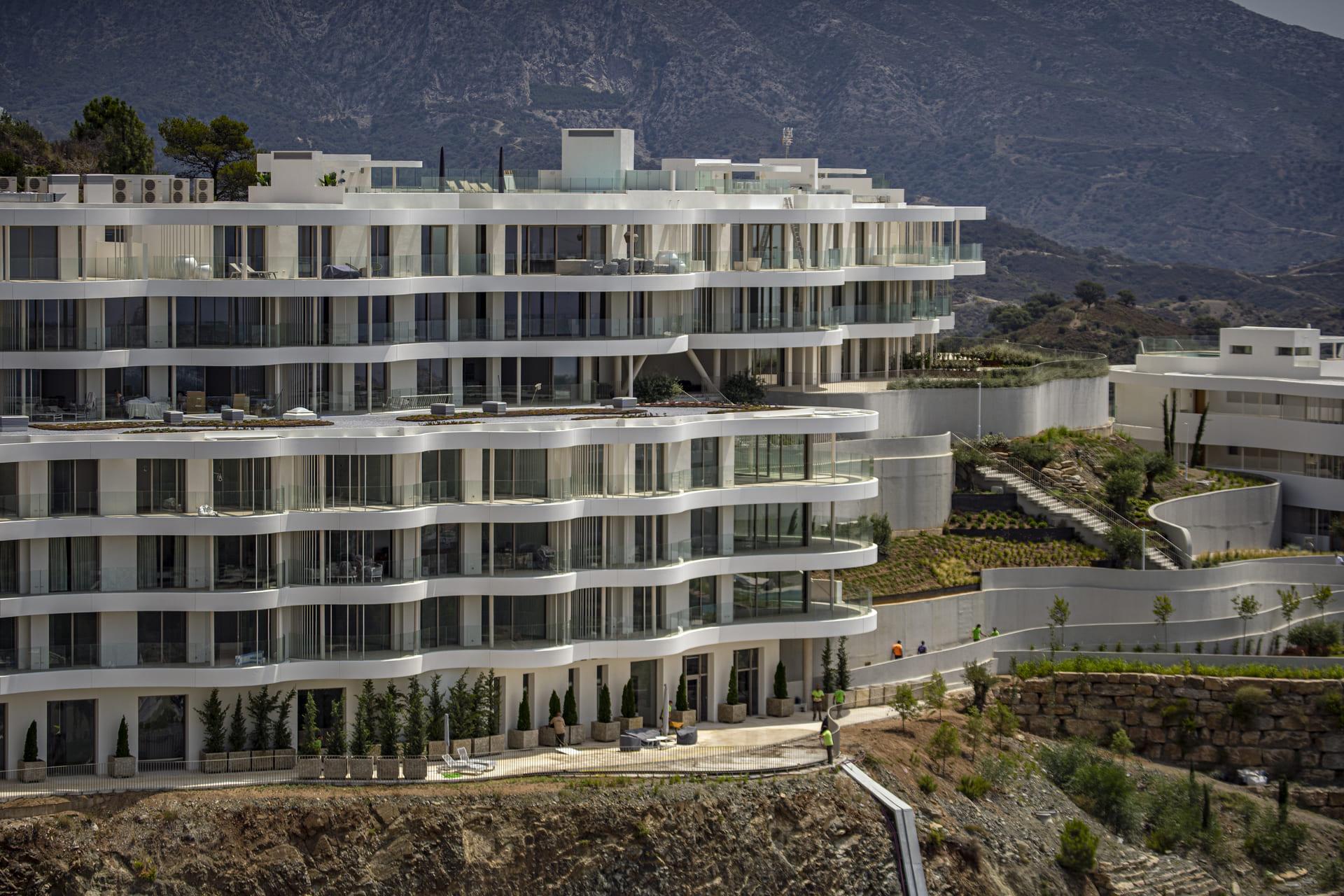 Second bedroom in 3-bedroom new-build apartment, La Quinta, Benahavis