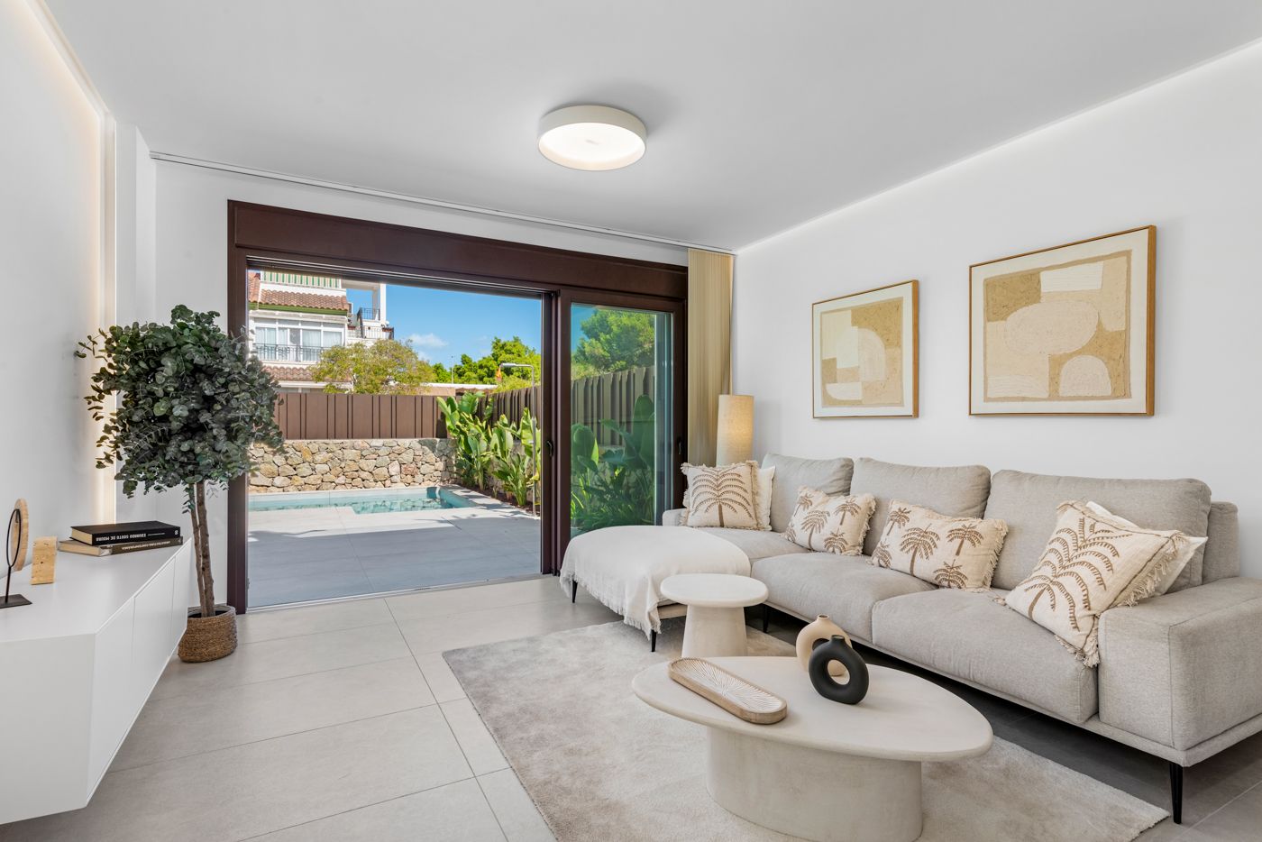 Roof solarium with surrounding parapet, villa in Mil Palmeras