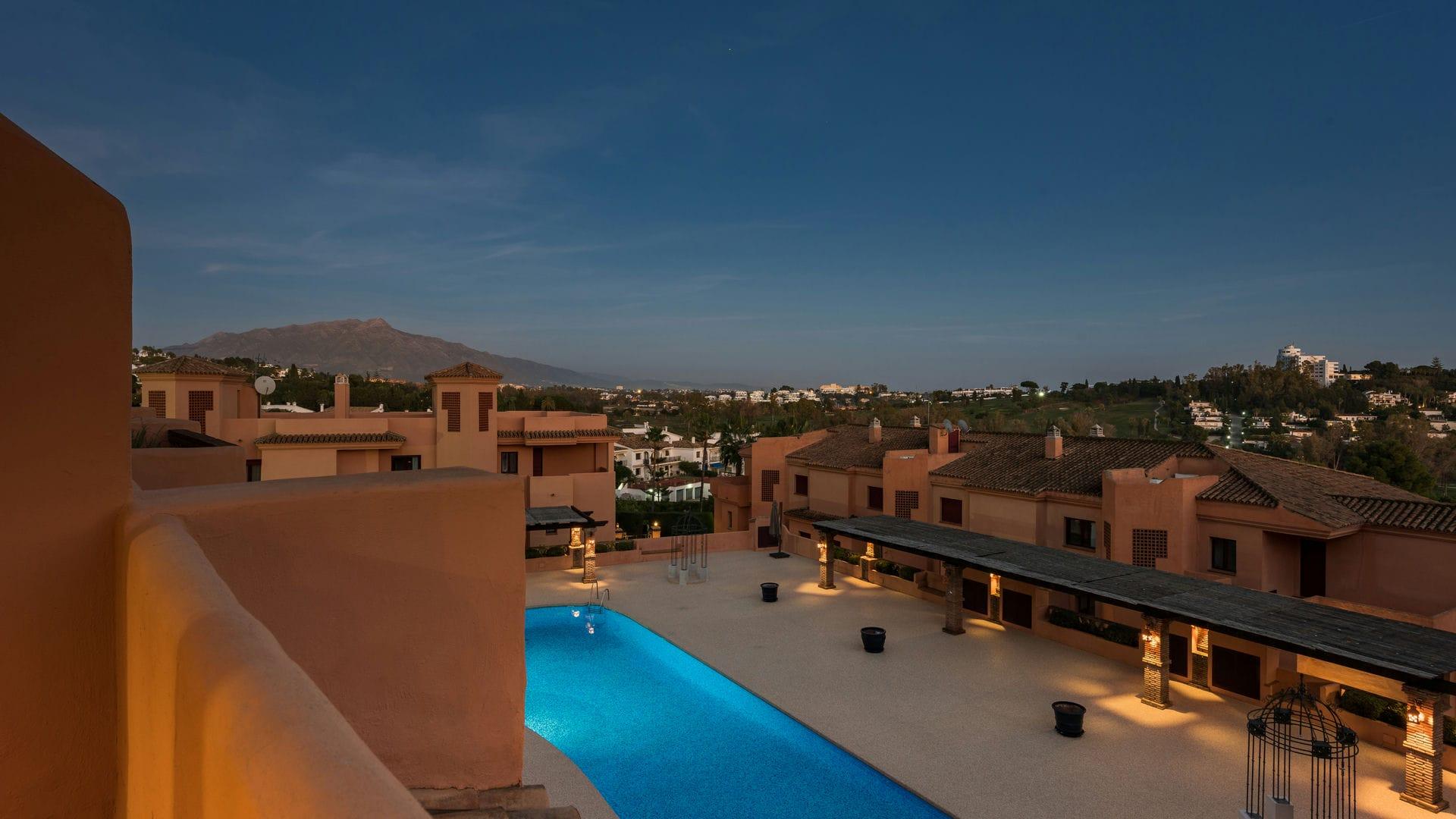 Living area in 2-bedroom apartment, Cortés, Benahavis
