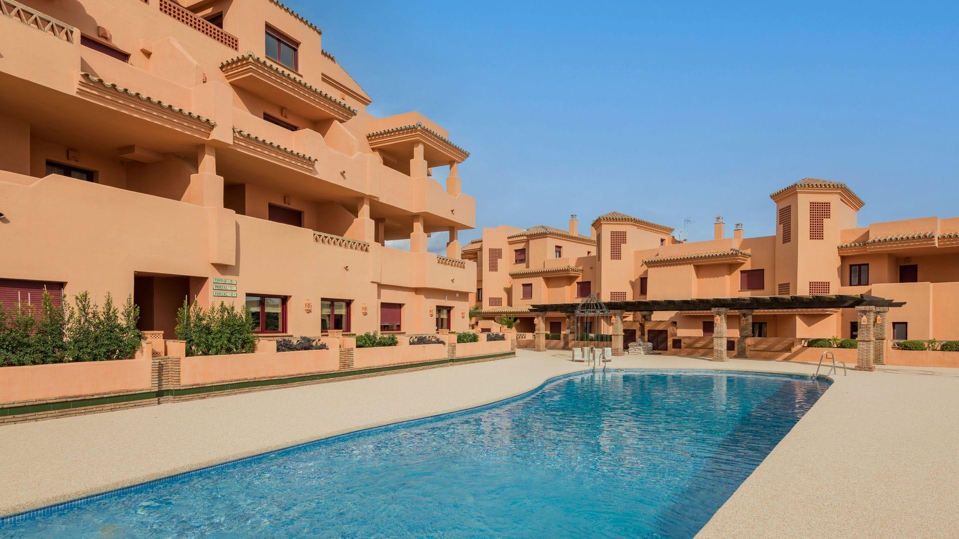 Second bedroom with window, new-build apartment, Cortés, Benahavis