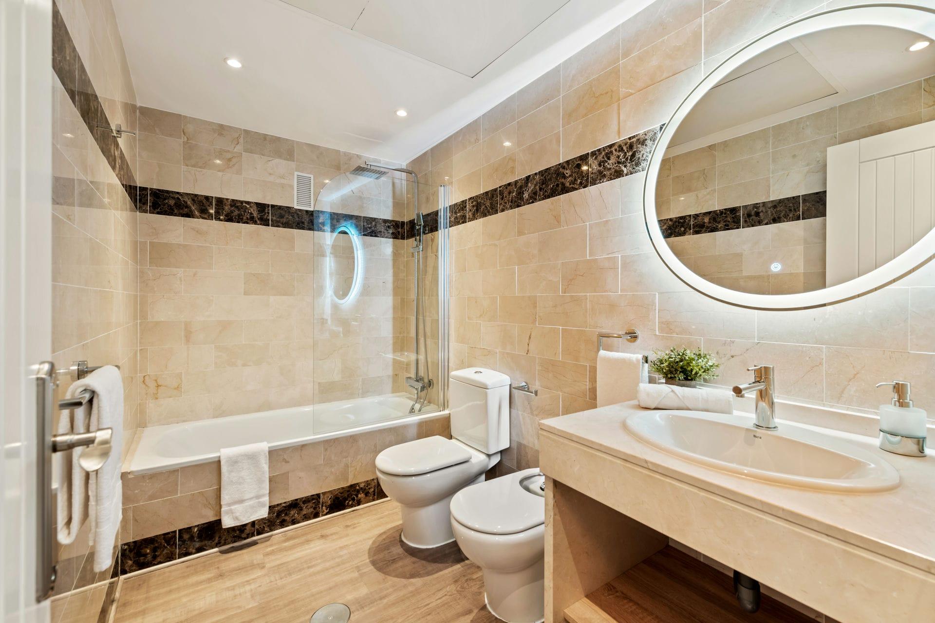 Bathroom fittings and tiling, new-build apartment, Cortés, Benahavis